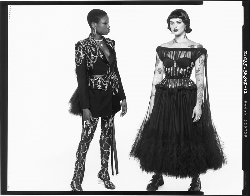 Alexander McQueen: Η νέα καμπάνια για την Spring/Summer 2022 συλλογή του οίκου - εικόνα 2