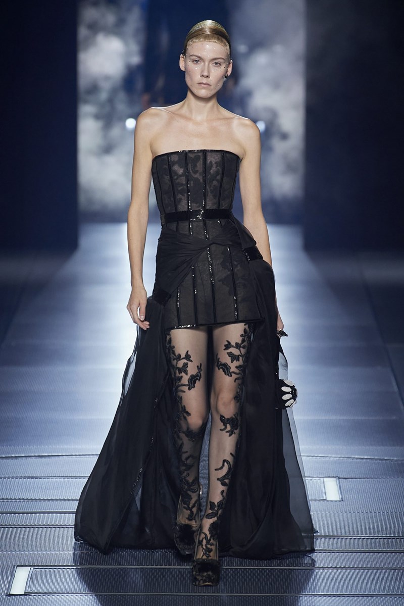 Η couture SS22 συλλογή του οίκου Fendi αποτίει φόρο τιμής στην Αιώνια Πόλη, την Ρώμη - εικόνα 2