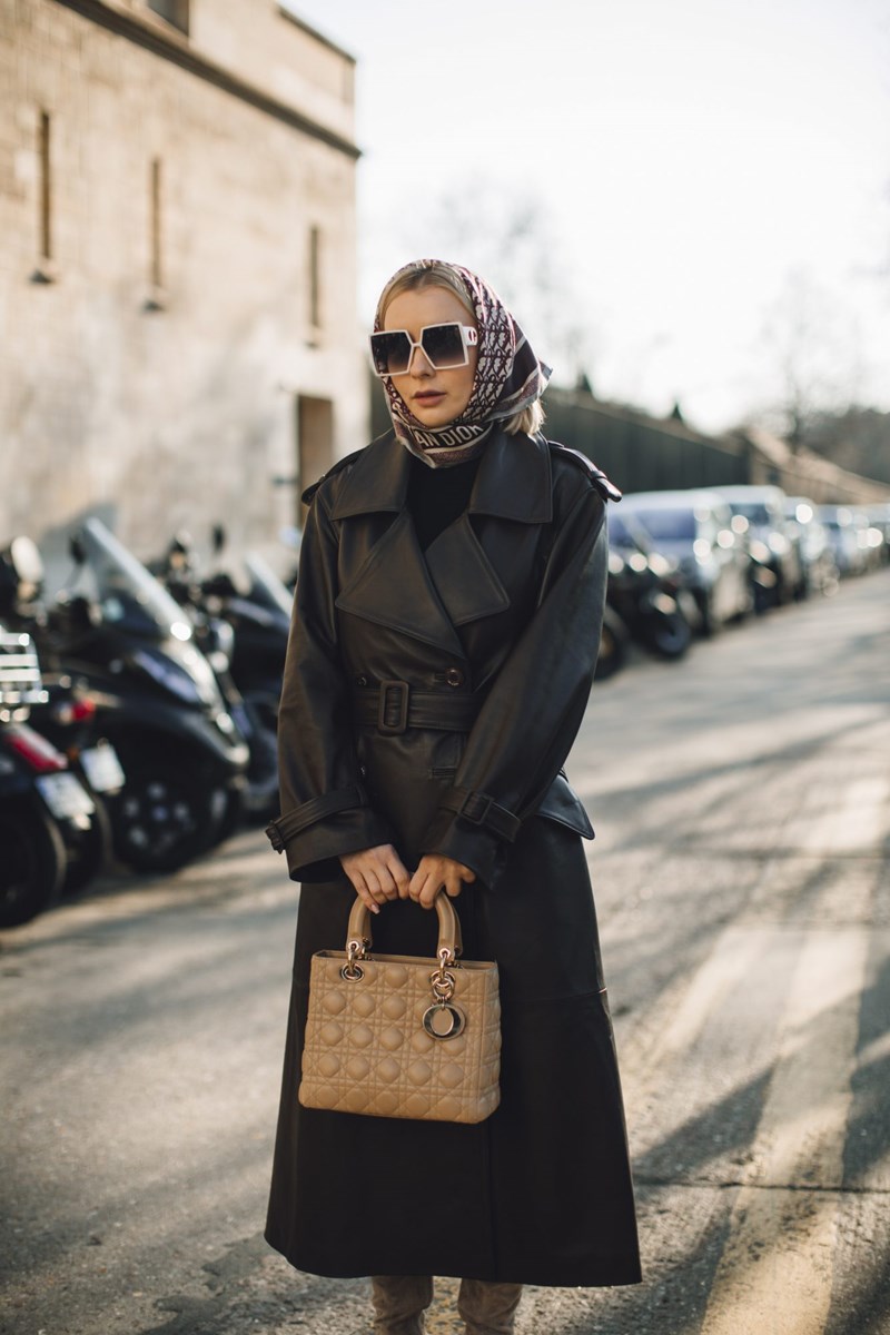 Couture Week: Το μαύρο πρωταγωνίστησε στο street style και αυτά είναι 10 looks-απόδειξη - εικόνα 2