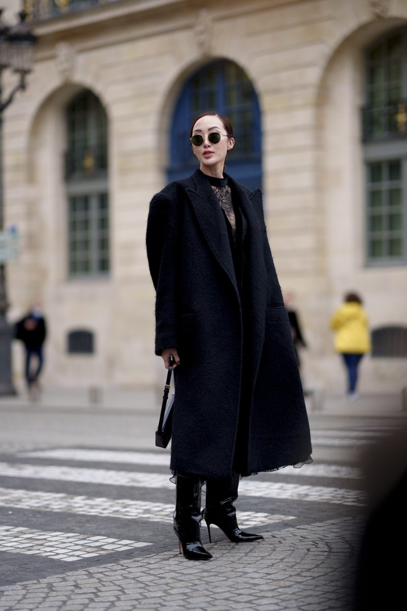 Couture Week: Το μαύρο πρωταγωνίστησε στο street style και αυτά είναι 10 looks-απόδειξη - εικόνα 4