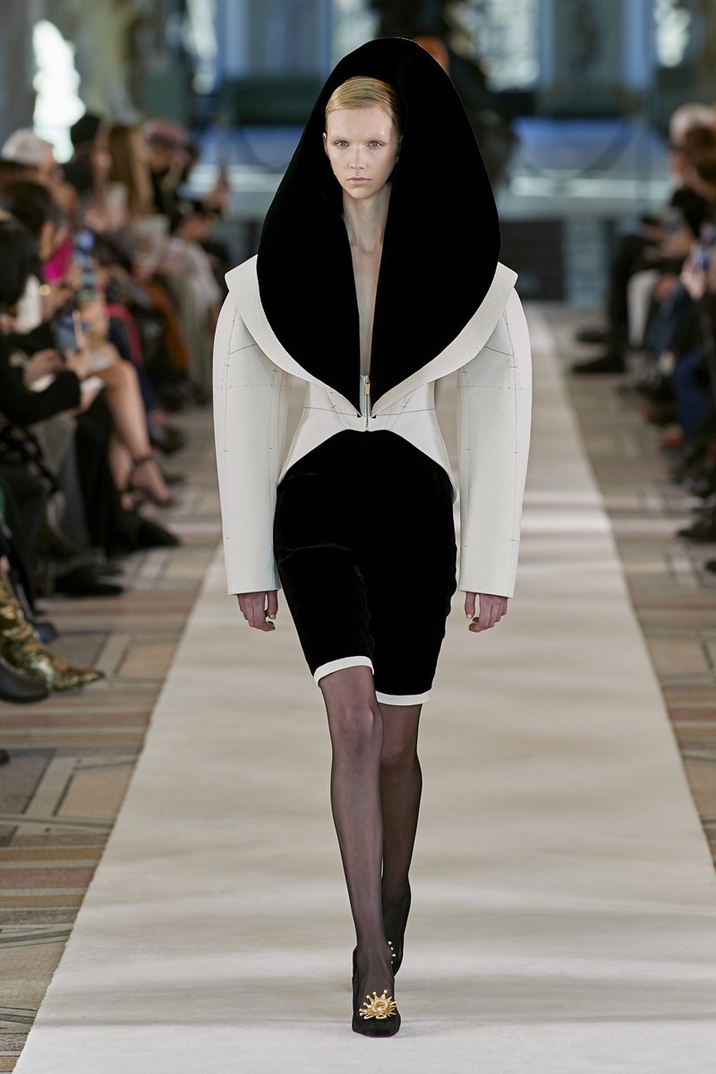 Η Εβδομάδα Υψηλής Ραπτικής ξεκίνησε στο Παρίσι και ο οίκος Schiaparelli έδωσε το σύνθημα - εικόνα 6