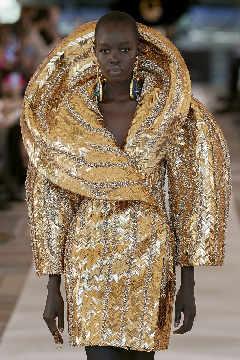 Η Εβδομάδα Υψηλής Ραπτικής ξεκίνησε στο Παρίσι και ο οίκος Schiaparelli έδωσε το σύνθημα - εικόνα 7