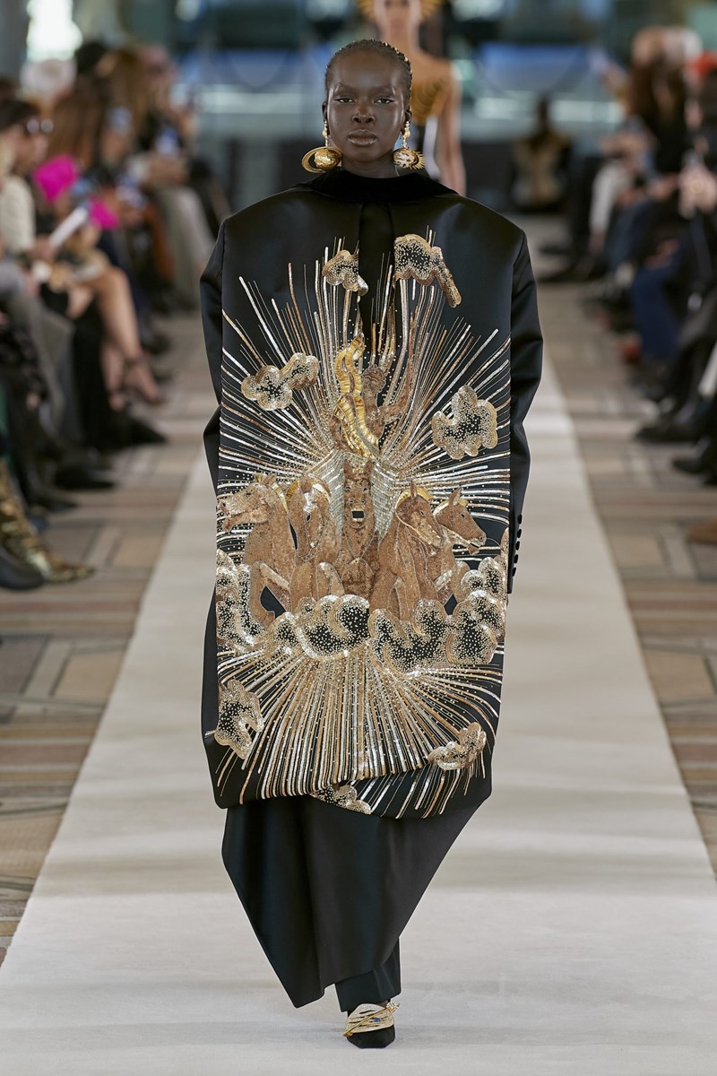 Η Εβδομάδα Υψηλής Ραπτικής ξεκίνησε στο Παρίσι και ο οίκος Schiaparelli έδωσε το σύνθημα - εικόνα 14