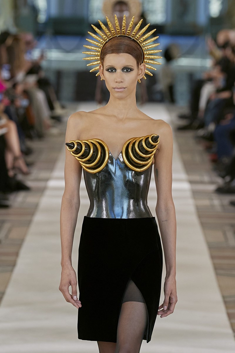 Η Εβδομάδα Υψηλής Ραπτικής ξεκίνησε στο Παρίσι και ο οίκος Schiaparelli έδωσε το σύνθημα - εικόνα 3