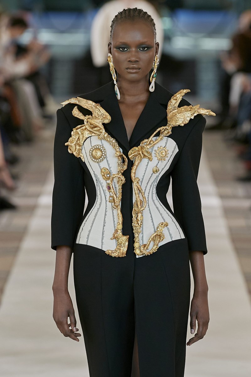 Η Εβδομάδα Υψηλής Ραπτικής ξεκίνησε στο Παρίσι και ο οίκος Schiaparelli έδωσε το σύνθημα - εικόνα 8