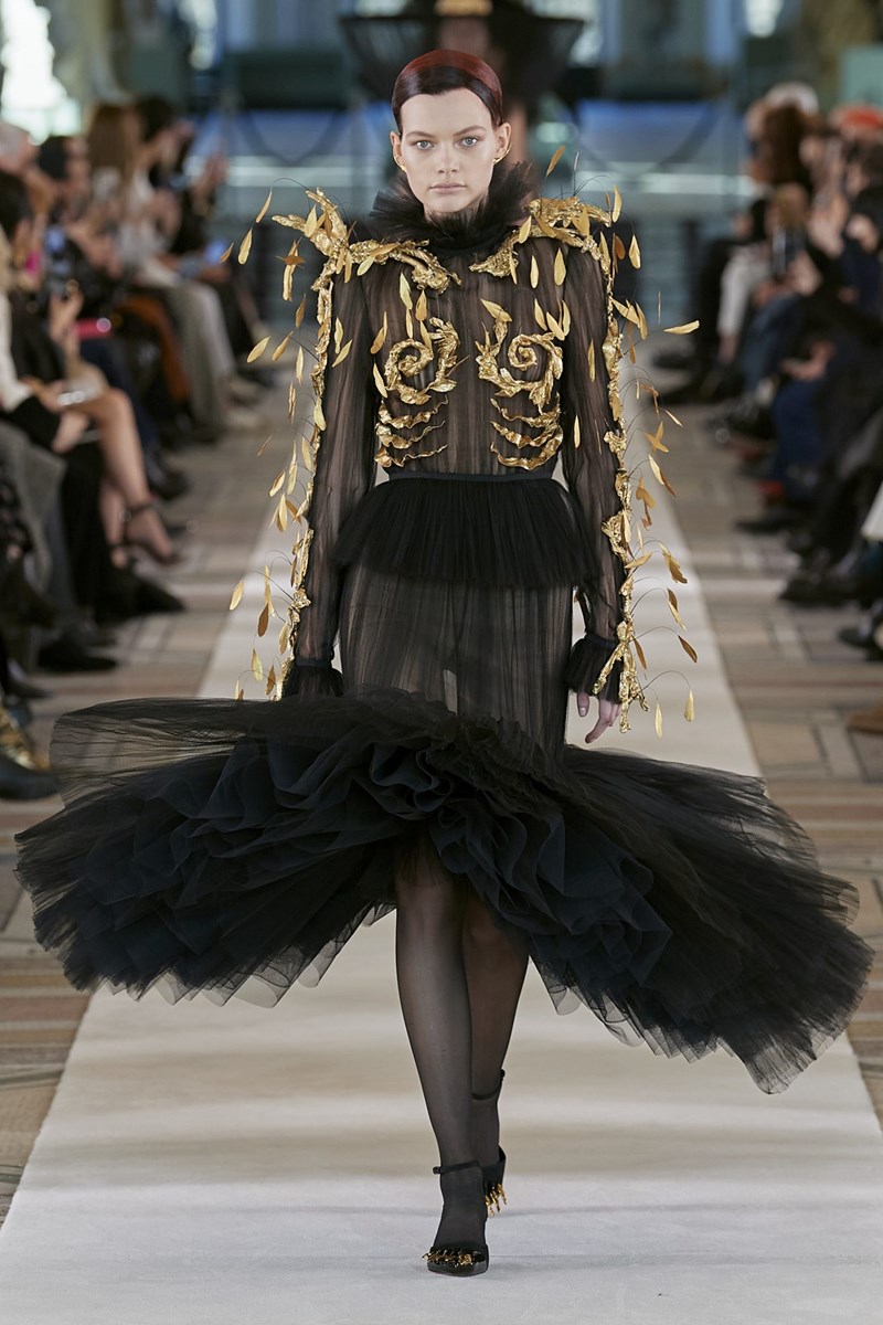 Η Εβδομάδα Υψηλής Ραπτικής ξεκίνησε στο Παρίσι και ο οίκος Schiaparelli έδωσε το σύνθημα - εικόνα 9