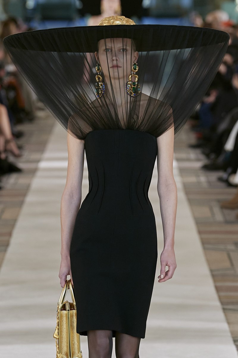 Η Εβδομάδα Υψηλής Ραπτικής ξεκίνησε στο Παρίσι και ο οίκος Schiaparelli έδωσε το σύνθημα - εικόνα 5