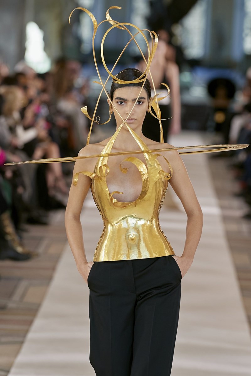 Η Εβδομάδα Υψηλής Ραπτικής ξεκίνησε στο Παρίσι και ο οίκος Schiaparelli έδωσε το σύνθημα - εικόνα 1