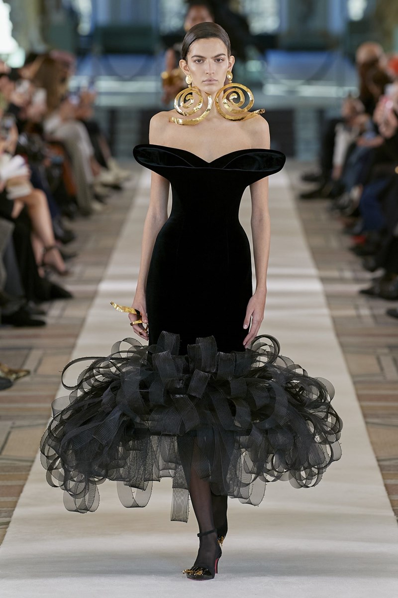 Η Εβδομάδα Υψηλής Ραπτικής ξεκίνησε στο Παρίσι και ο οίκος Schiaparelli έδωσε το σύνθημα - εικόνα 10