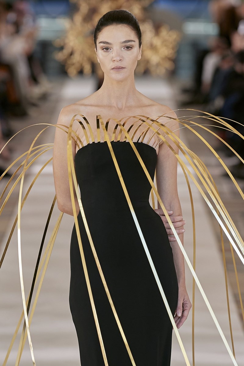 Η Εβδομάδα Υψηλής Ραπτικής ξεκίνησε στο Παρίσι και ο οίκος Schiaparelli έδωσε το σύνθημα - εικόνα 11