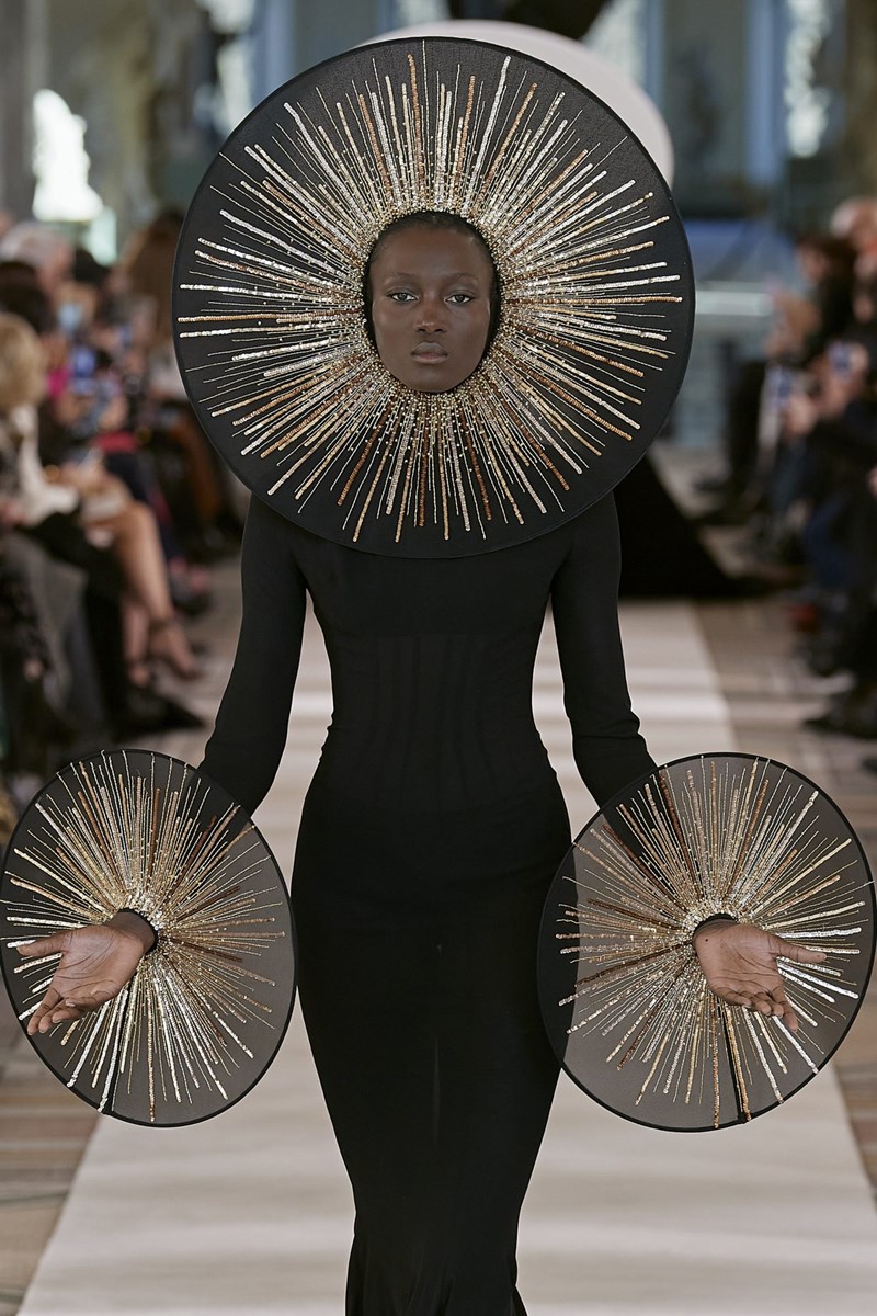 Η Εβδομάδα Υψηλής Ραπτικής ξεκίνησε στο Παρίσι και ο οίκος Schiaparelli έδωσε το σύνθημα - εικόνα 12