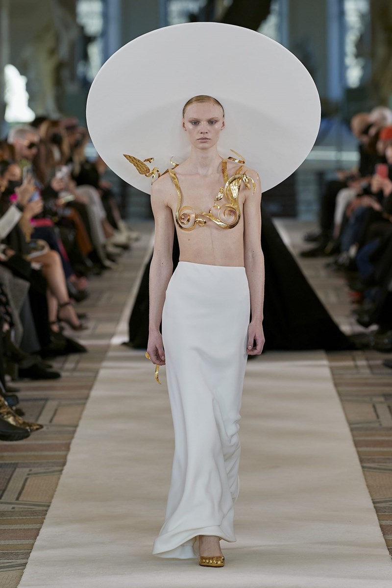 Η Εβδομάδα Υψηλής Ραπτικής ξεκίνησε στο Παρίσι και ο οίκος Schiaparelli έδωσε το σύνθημα - εικόνα 2