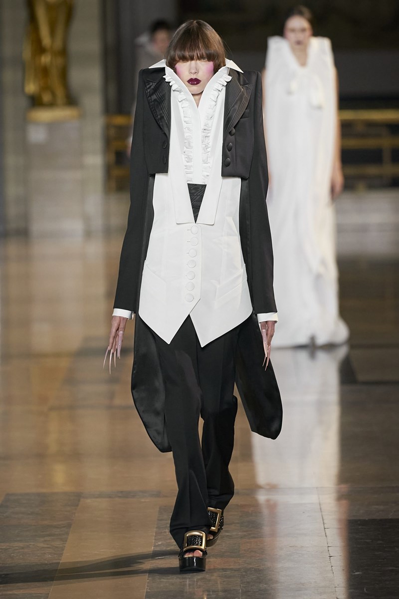 Viktor & Rolf Couture SS22: Μια τρομακτική (υπέροχη!) ιστορία υψηλής ραπτικής - εικόνα 1