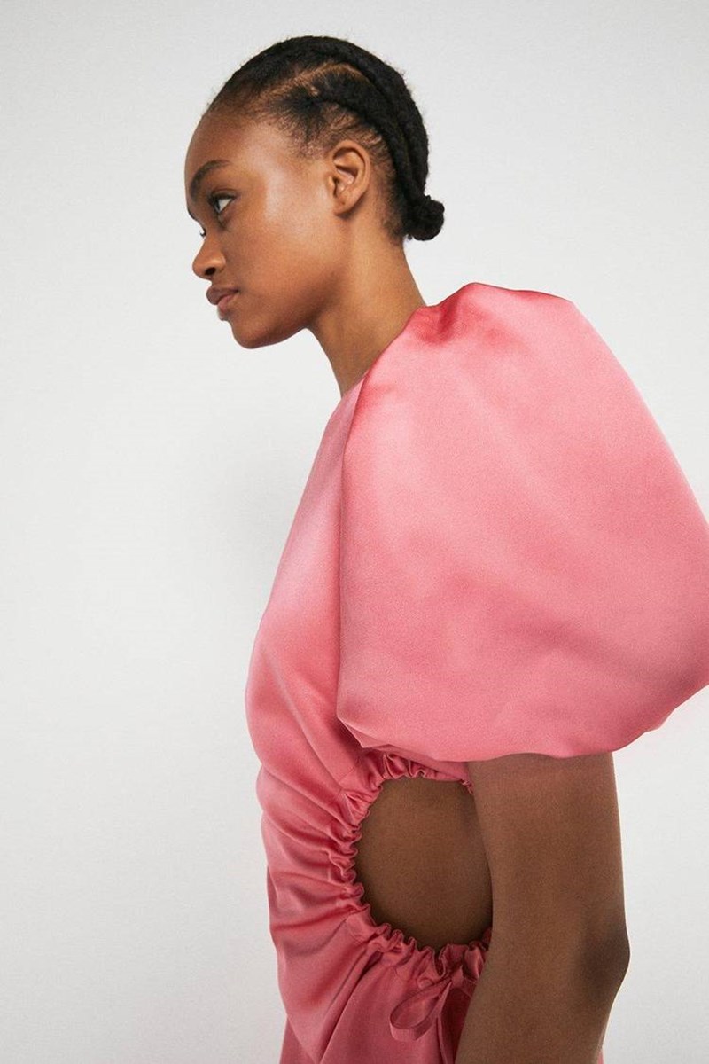 Και ξαφνικά, τα cut outs γίνονται το μεγαλύτερο micro trend της χρονιάς - εικόνα 8