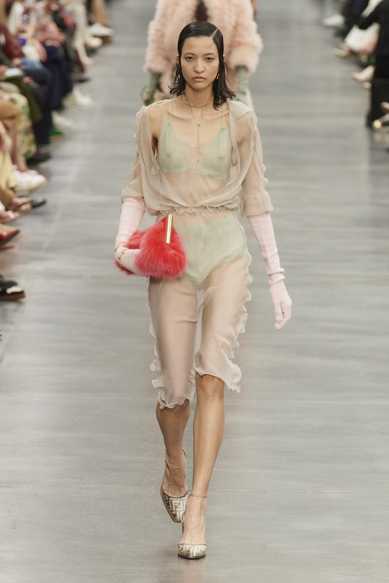 Fendi FW'22: Το power dressing αποκτά μία σύγχρονη (ακόμα πιο θηλυκή), σχεδόν ερωτική εκδοχή - εικόνα 2