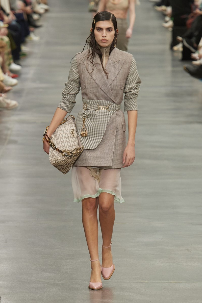 Fendi FW'22: Το power dressing αποκτά μία σύγχρονη (ακόμα πιο θηλυκή), σχεδόν ερωτική εκδοχή - εικόνα 9