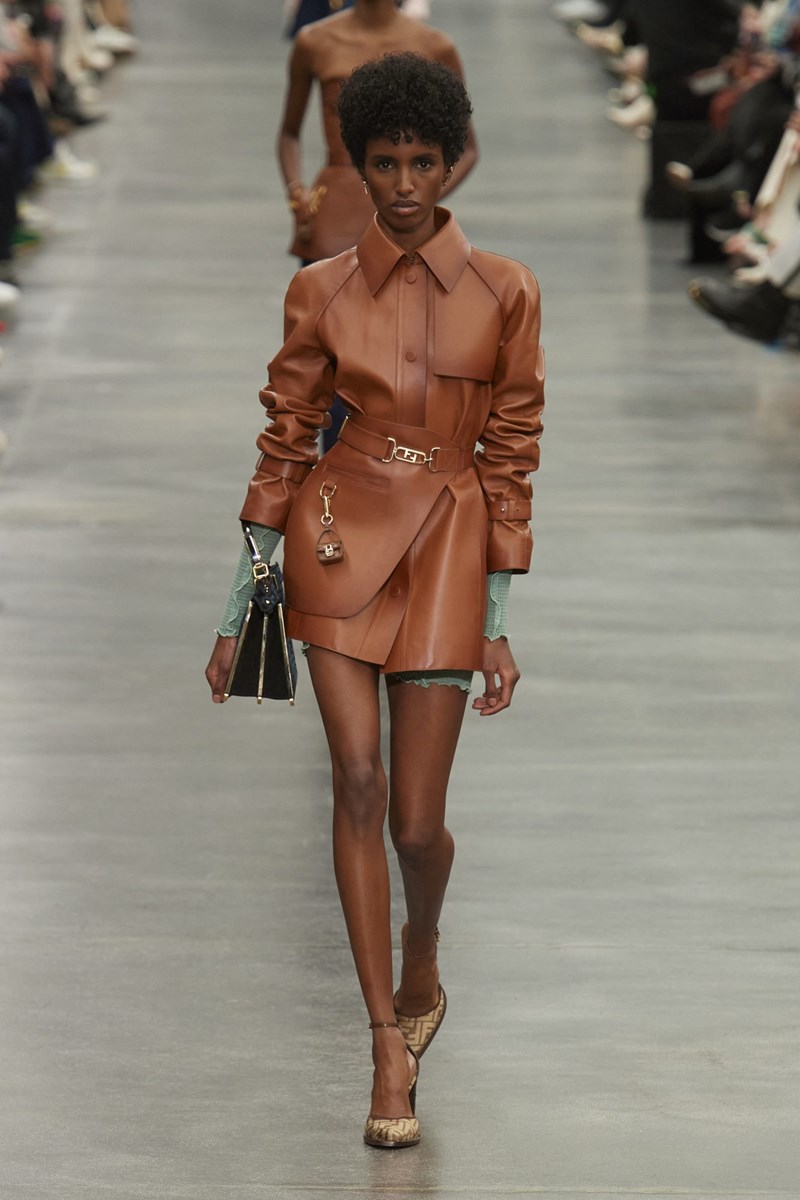 Fendi FW'22: Το power dressing αποκτά μία σύγχρονη (ακόμα πιο θηλυκή), σχεδόν ερωτική εκδοχή - εικόνα 10