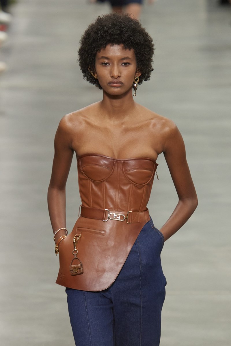 Fendi FW'22: Το power dressing αποκτά μία σύγχρονη (ακόμα πιο θηλυκή), σχεδόν ερωτική εκδοχή - εικόνα 5