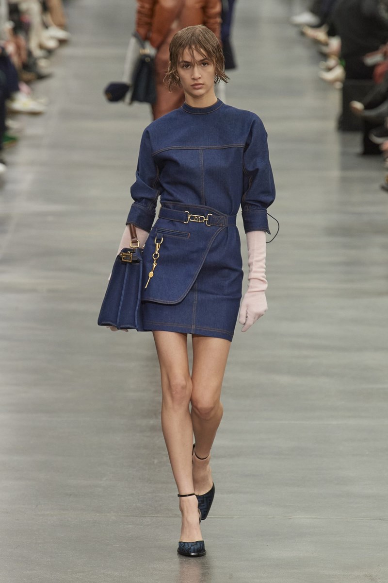 Fendi FW'22: Το power dressing αποκτά μία σύγχρονη (ακόμα πιο θηλυκή), σχεδόν ερωτική εκδοχή - εικόνα 8