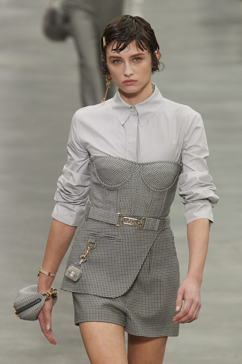 Fendi FW'22: Το power dressing αποκτά μία σύγχρονη (ακόμα πιο θηλυκή), σχεδόν ερωτική εκδοχή - εικόνα 1