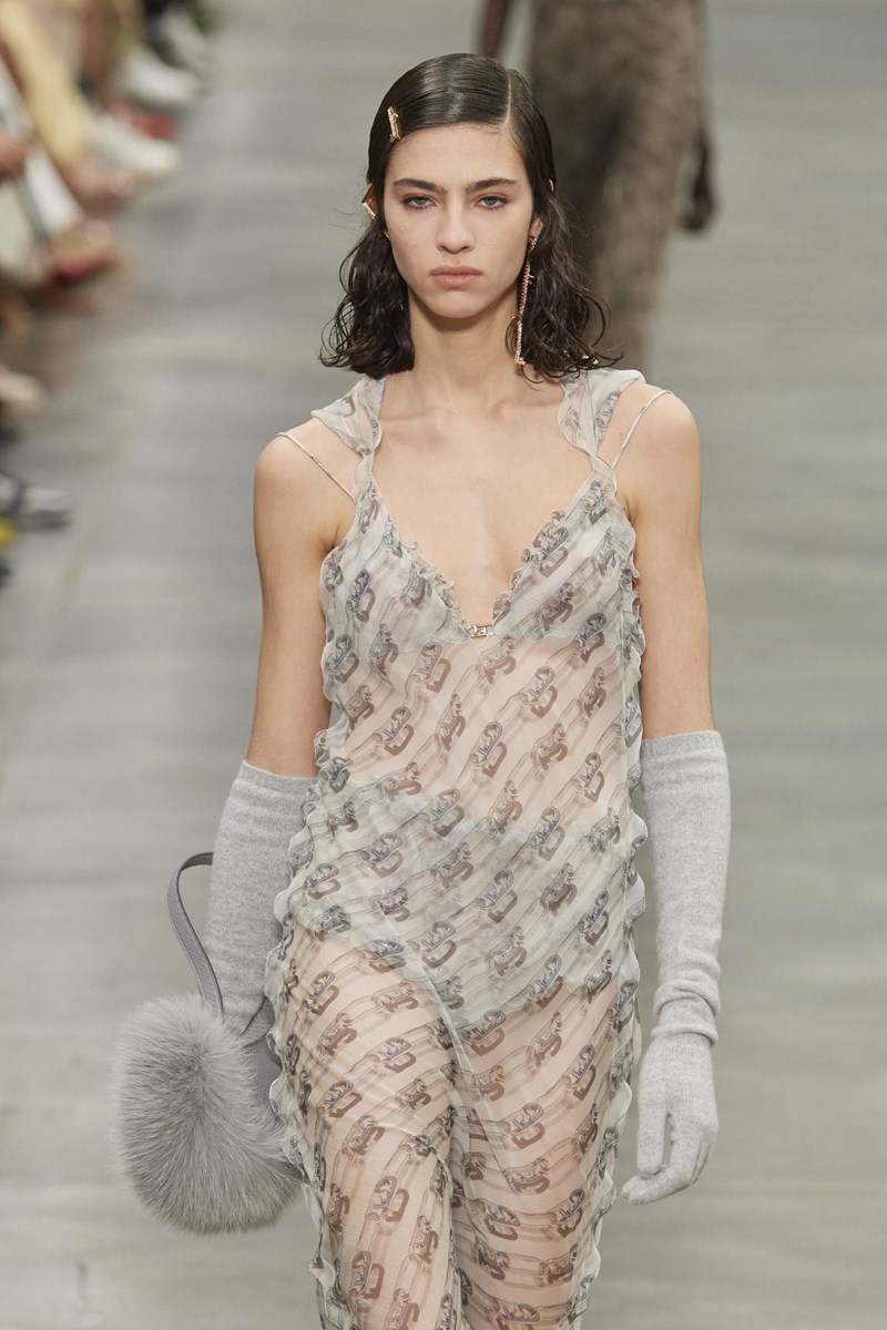 Fendi FW'22: Το power dressing αποκτά μία σύγχρονη (ακόμα πιο θηλυκή), σχεδόν ερωτική εκδοχή - εικόνα 7