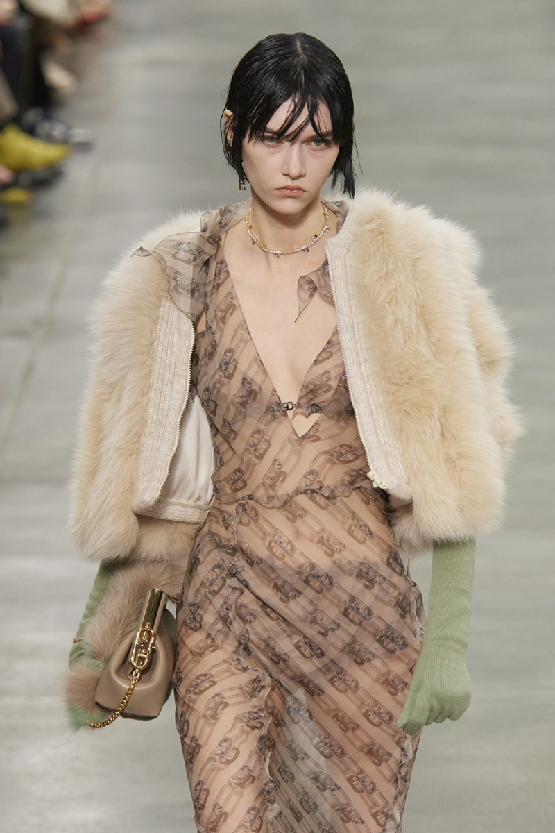 Fendi FW'22: Το power dressing αποκτά μία σύγχρονη (ακόμα πιο θηλυκή), σχεδόν ερωτική εκδοχή - εικόνα 4