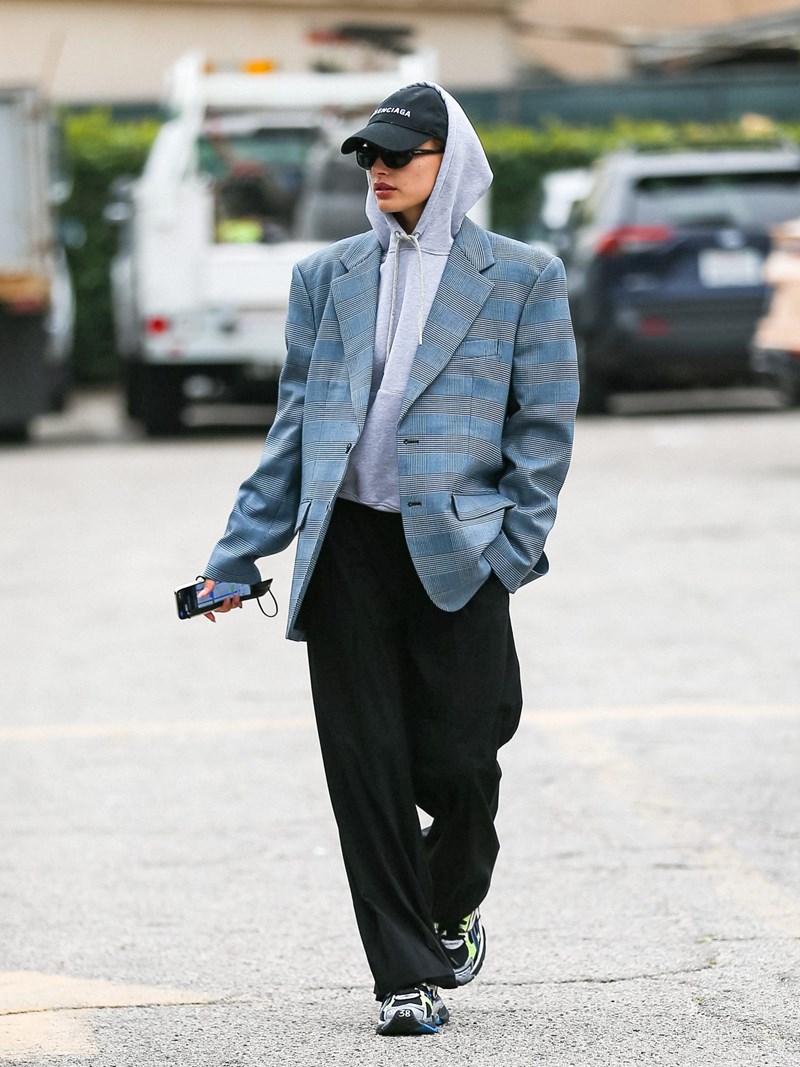 4 looks της Hailey Bieber που επιβεβαιώνουν πως το casual δεν είναι βαρετό. Το street style στα καλύτερά του! - εικόνα 1