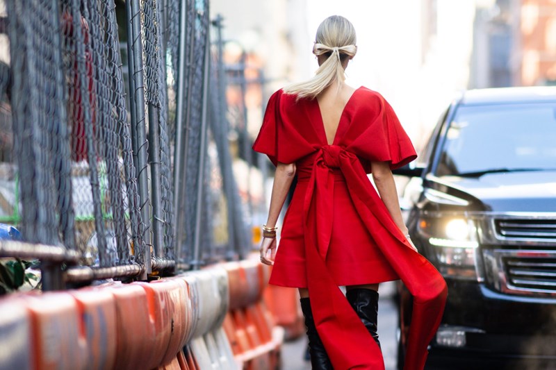 3 τρόποι να απογειώσεις τα low ponytails σου δια χειρός Leonie Hanne - εικόνα 3