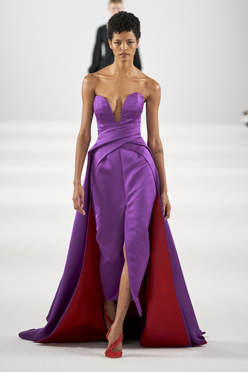 Η νέα συλλογή του οίκου Carolina Herrera για το Φθινόπωρο του 2022 ήταν ένας φόρος τιμής στην Mrs. Herrera - εικόνα 10