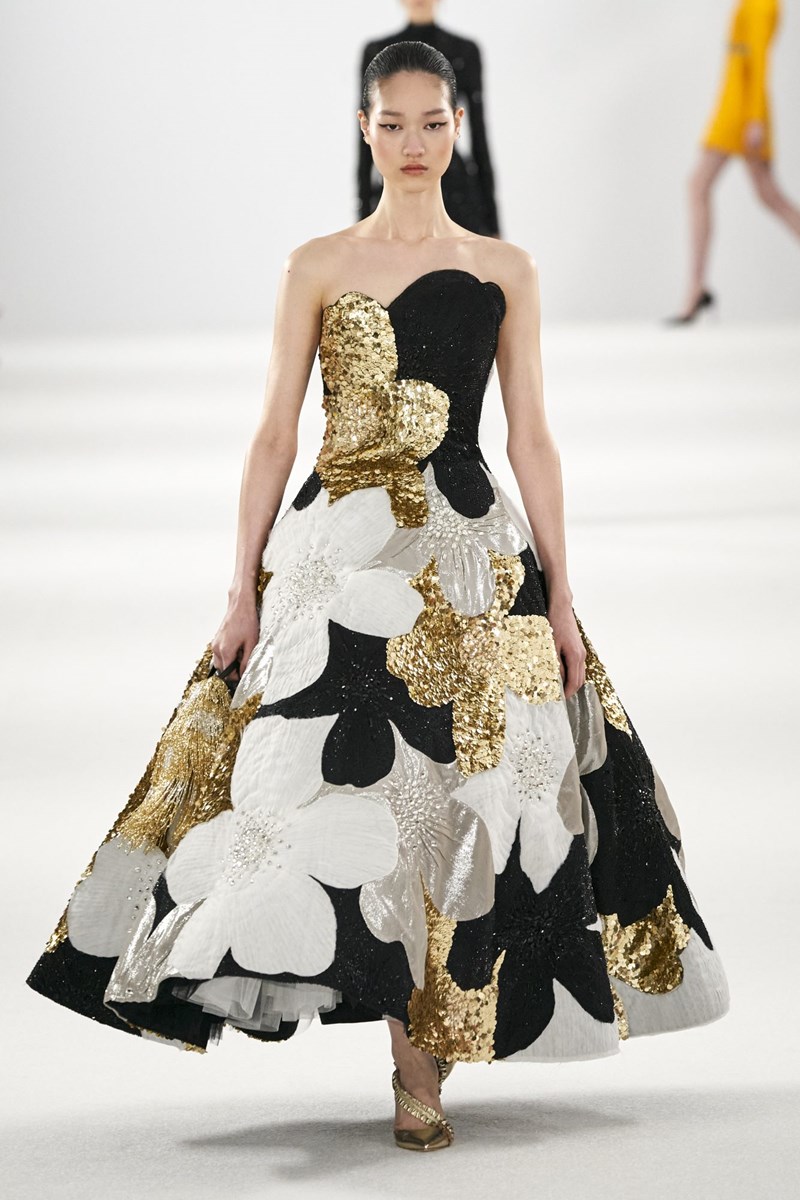 Η νέα συλλογή του οίκου Carolina Herrera για το Φθινόπωρο του 2022 ήταν ένας φόρος τιμής στην Mrs. Herrera - εικόνα 12