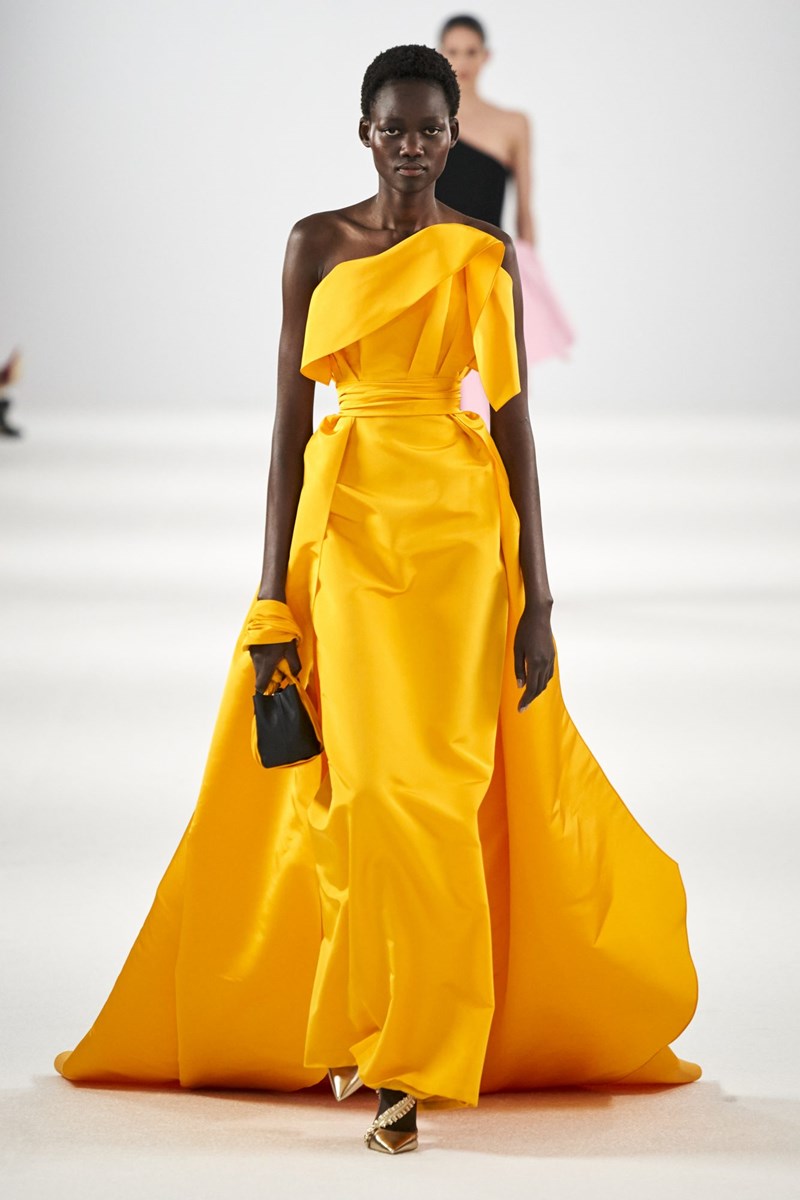 Η νέα συλλογή του οίκου Carolina Herrera για το Φθινόπωρο του 2022 ήταν ένας φόρος τιμής στην Mrs. Herrera - εικόνα 13