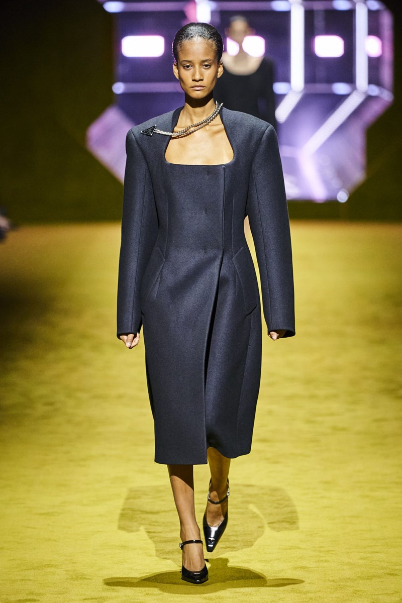 Για το Φθινόπωρο του 2022, ο οίκος Prada παρουσιάζει μια συλλογή που στηρίζεται στις αντιθέσεις - εικόνα 8