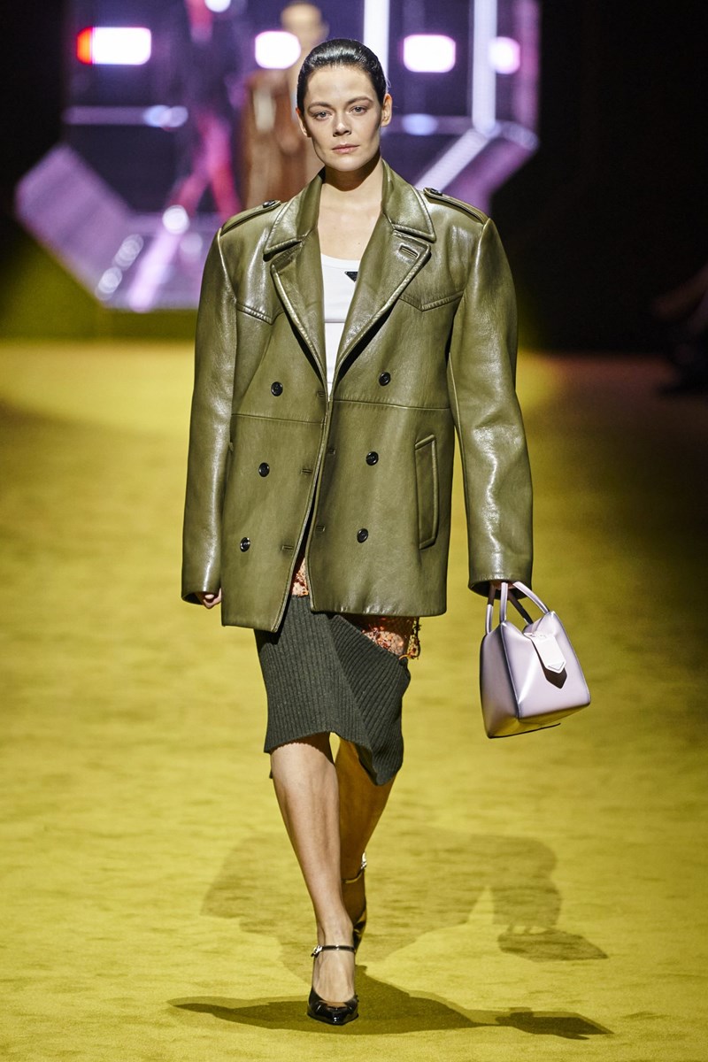 Για το Φθινόπωρο του 2022, ο οίκος Prada παρουσιάζει μια συλλογή που στηρίζεται στις αντιθέσεις - εικόνα 9