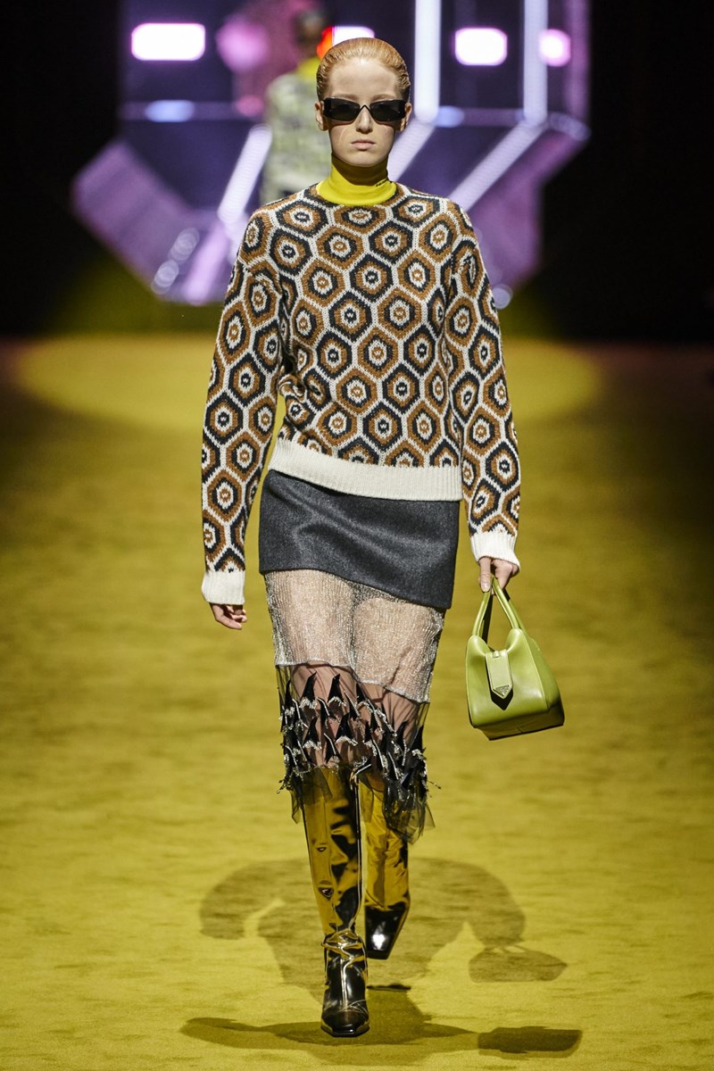 Για το Φθινόπωρο του 2022, ο οίκος Prada παρουσιάζει μια συλλογή που στηρίζεται στις αντιθέσεις - εικόνα 10