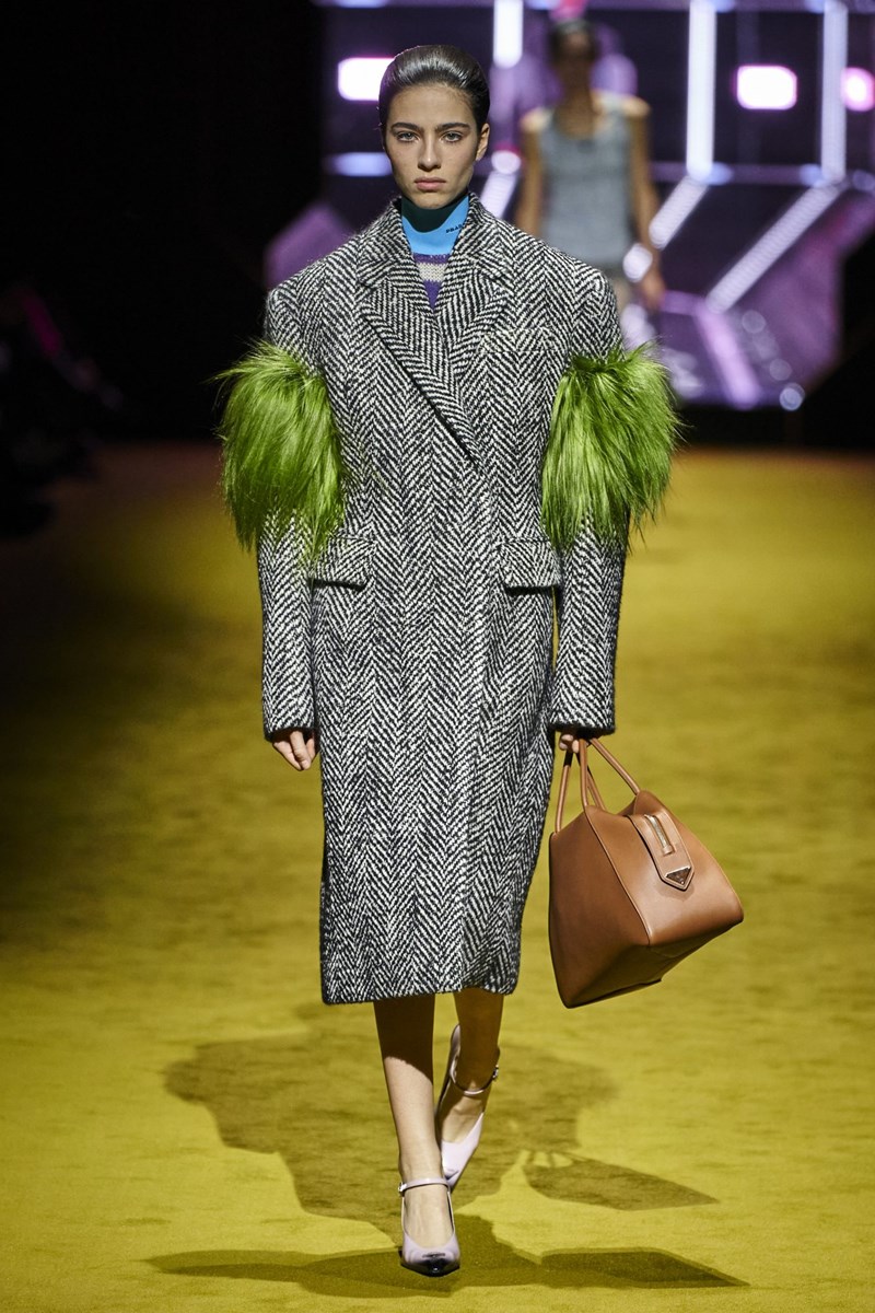 Για το Φθινόπωρο του 2022, ο οίκος Prada παρουσιάζει μια συλλογή που στηρίζεται στις αντιθέσεις - εικόνα 5