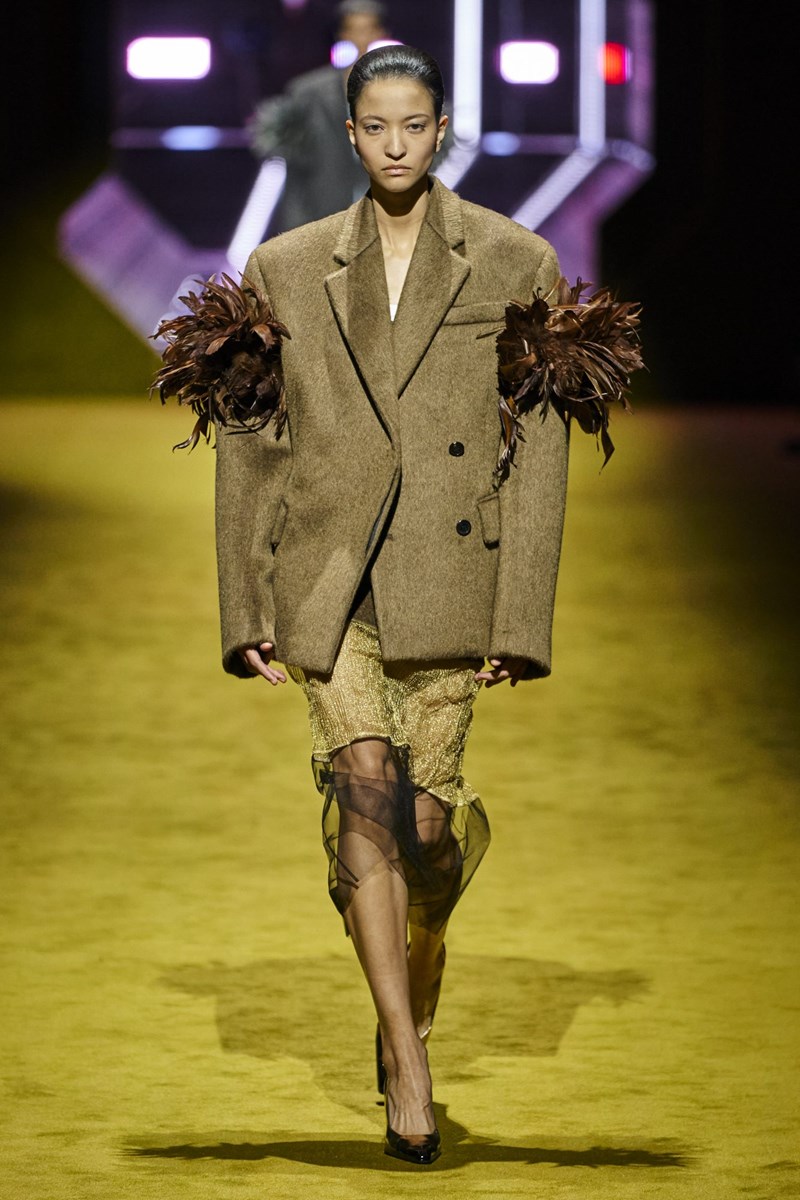 Για το Φθινόπωρο του 2022, ο οίκος Prada παρουσιάζει μια συλλογή που στηρίζεται στις αντιθέσεις - εικόνα 11