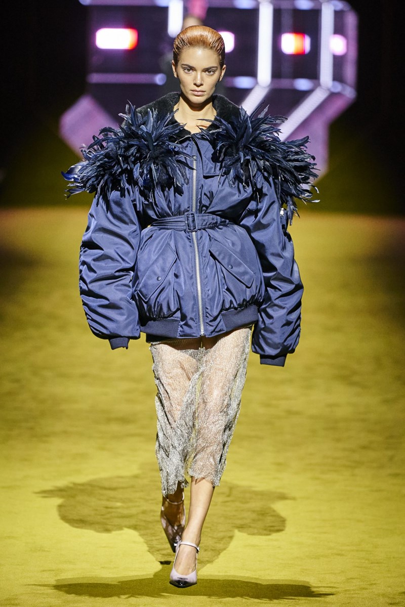 Για το Φθινόπωρο του 2022, ο οίκος Prada παρουσιάζει μια συλλογή που στηρίζεται στις αντιθέσεις - εικόνα 1