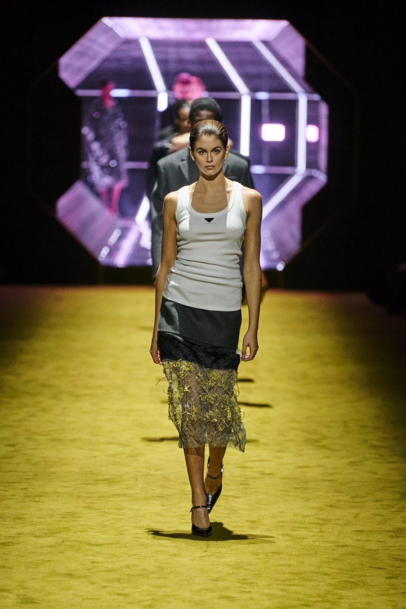 Για το Φθινόπωρο του 2022, ο οίκος Prada παρουσιάζει μια συλλογή που στηρίζεται στις αντιθέσεις - εικόνα 2