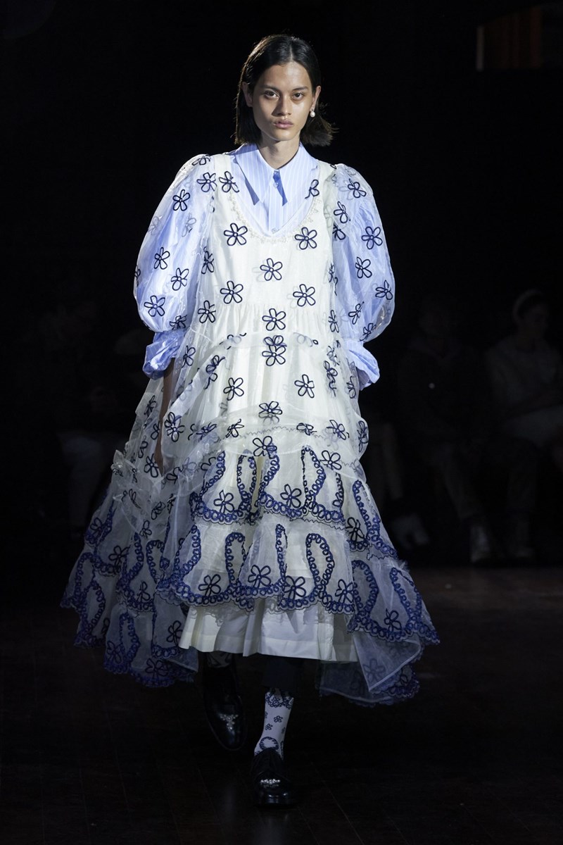 Εβδομάδα Μόδας Λονδίνου: Η αισθησιακή Nensi Dojaka, ο Richard Quinn και όλα όσα μαγνήτισαν την προσοχή μας στην LFW - εικόνα 1