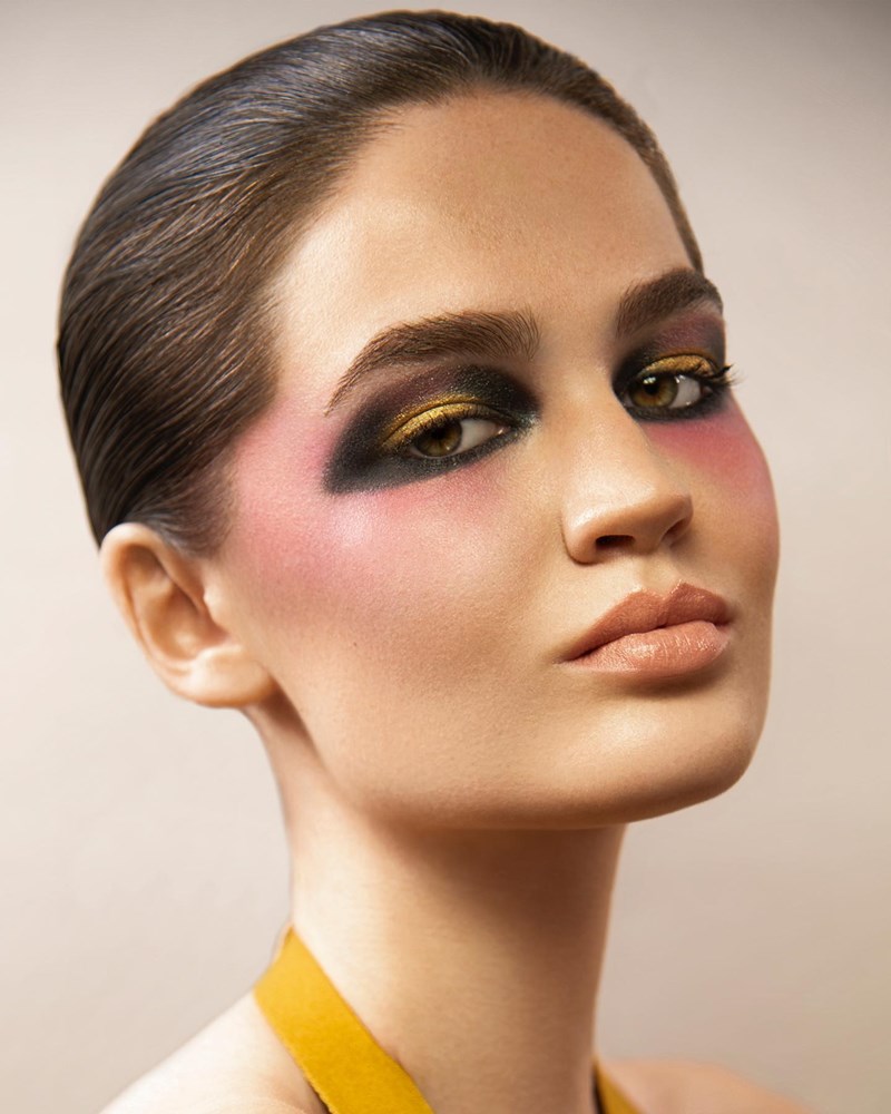 Μεταλλική σκιά: 4 τρόποι που δεν είχες σκεφτεί ως τώρα για να την φορέσεις - εικόνα 2