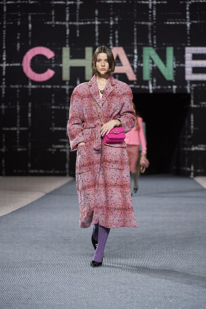 Chanel FW22: Η νέα συλλογή της Virginie Viard είναι φόρος τιμής στο tweed ύφασμα, σήμα κατατεθέν του οίκου - εικόνα 1