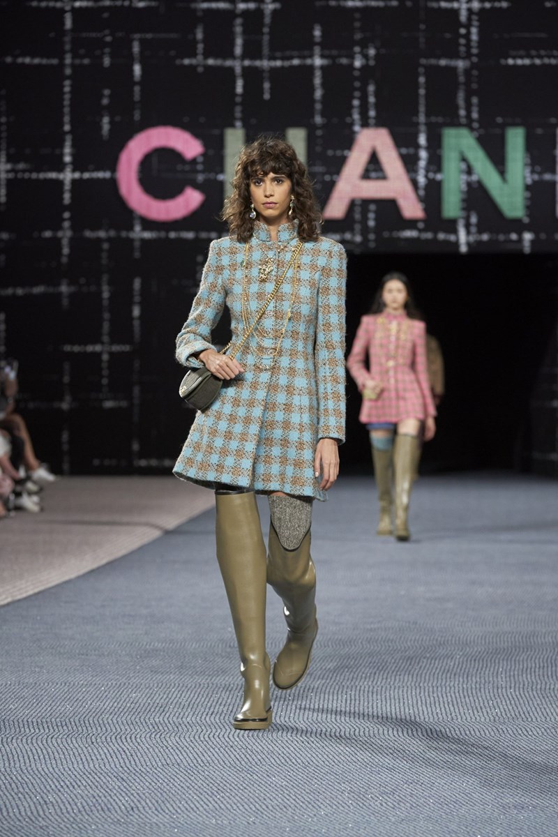 Chanel FW22: Η νέα συλλογή της Virginie Viard είναι φόρος τιμής στο tweed ύφασμα, σήμα κατατεθέν του οίκου - εικόνα 5