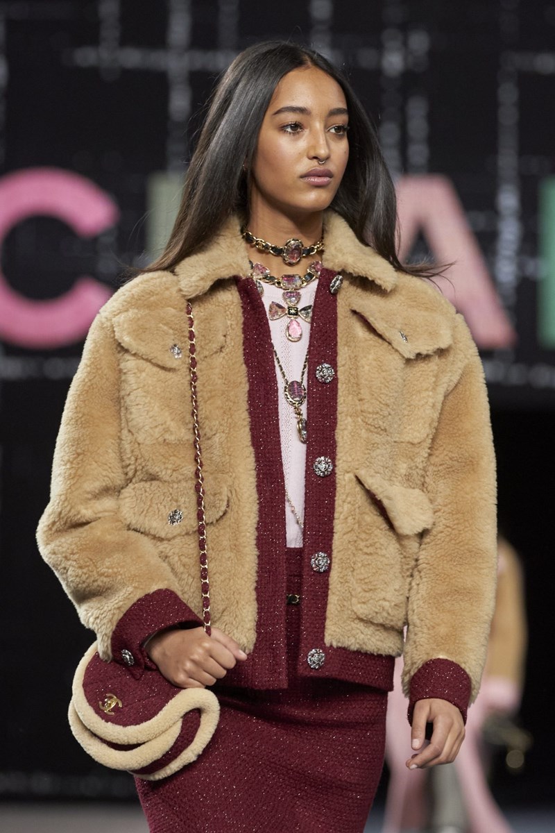 Chanel FW22: Η νέα συλλογή της Virginie Viard είναι φόρος τιμής στο tweed ύφασμα, σήμα κατατεθέν του οίκου - εικόνα 3