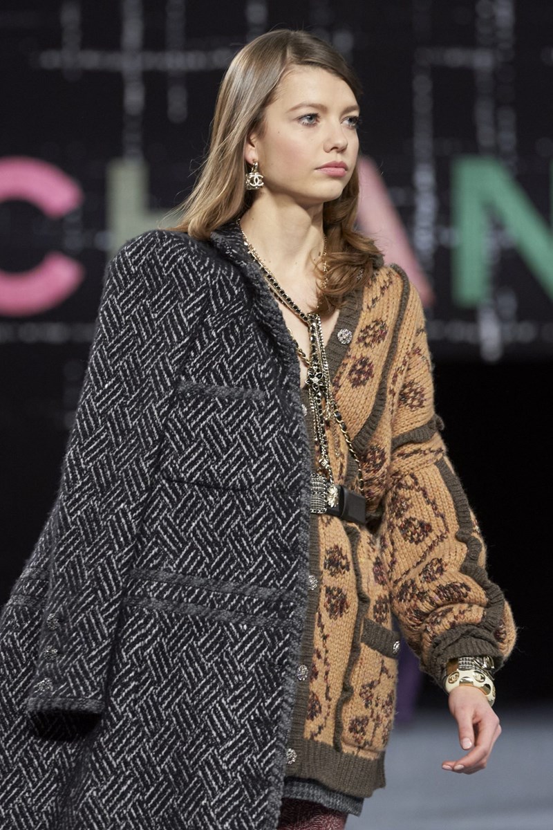 Chanel FW22: Η νέα συλλογή της Virginie Viard είναι φόρος τιμής στο tweed ύφασμα, σήμα κατατεθέν του οίκου - εικόνα 9