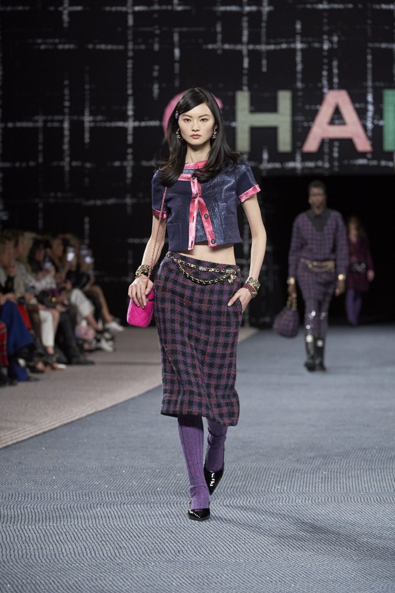 Chanel FW22: Η νέα συλλογή της Virginie Viard είναι φόρος τιμής στο tweed ύφασμα, σήμα κατατεθέν του οίκου - εικόνα 2