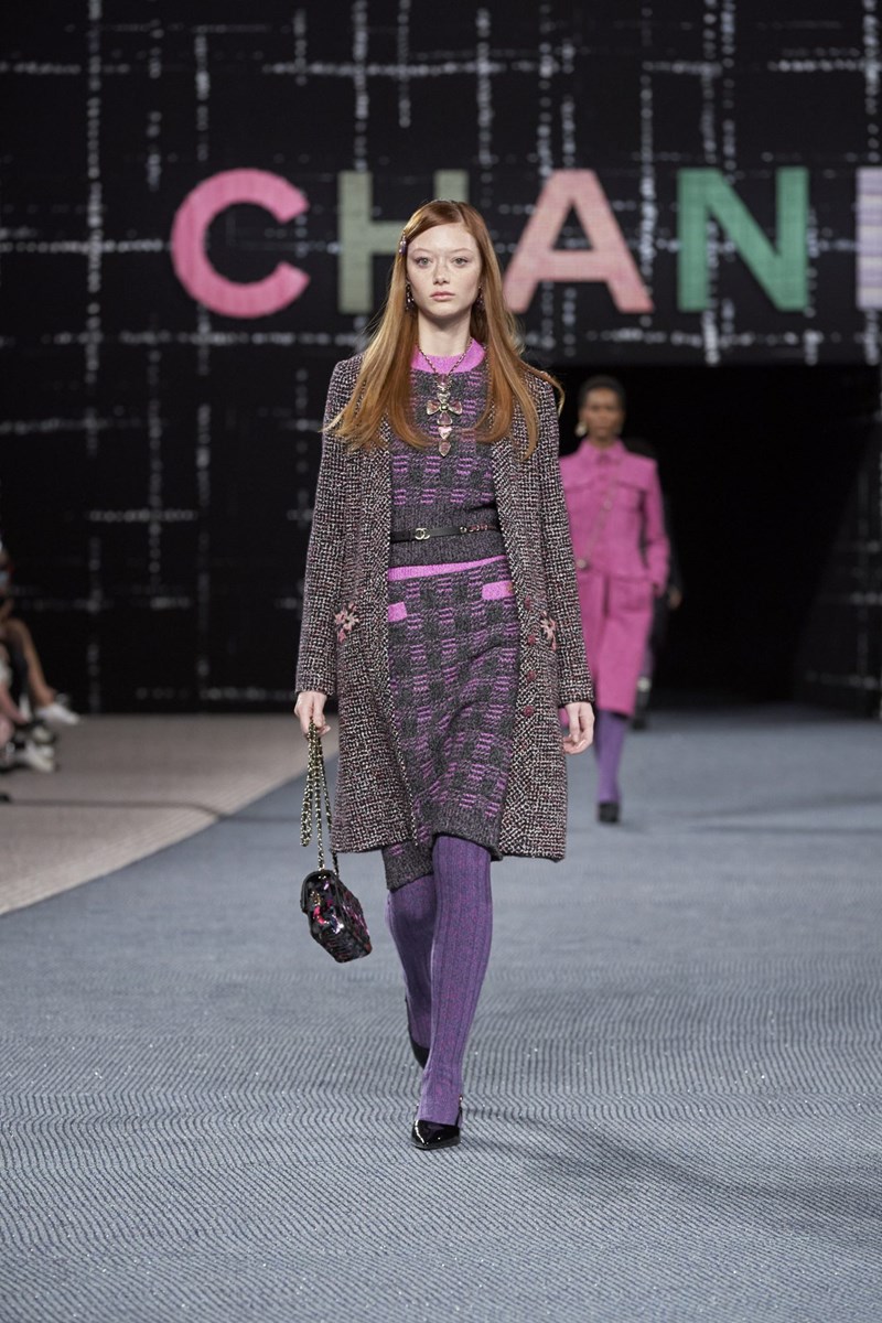 Chanel FW22: Η νέα συλλογή της Virginie Viard είναι φόρος τιμής στο tweed ύφασμα, σήμα κατατεθέν του οίκου - εικόνα 4
