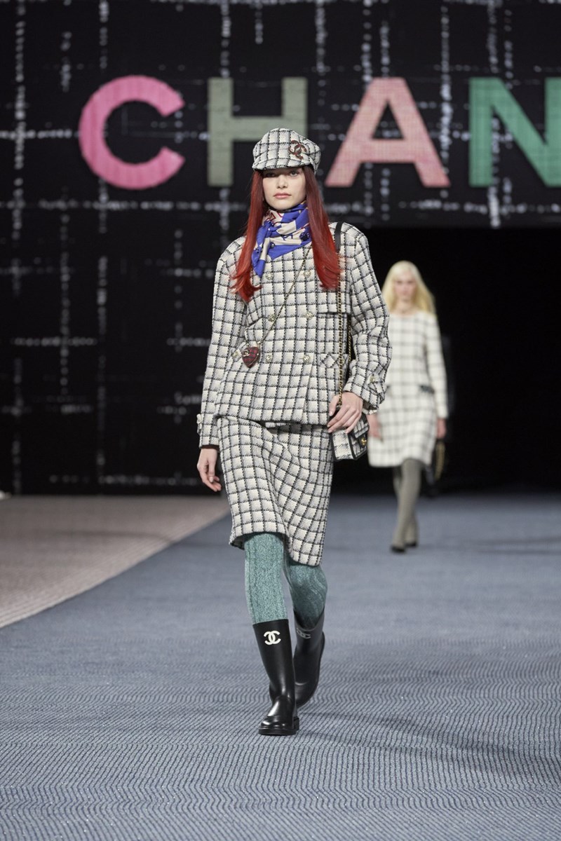 Chanel FW22: Η νέα συλλογή της Virginie Viard είναι φόρος τιμής στο tweed ύφασμα, σήμα κατατεθέν του οίκου - εικόνα 7