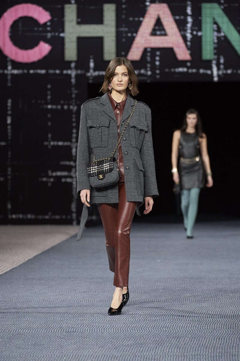 Chanel FW22: Η νέα συλλογή της Virginie Viard είναι φόρος τιμής στο tweed ύφασμα, σήμα κατατεθέν του οίκου - εικόνα 8