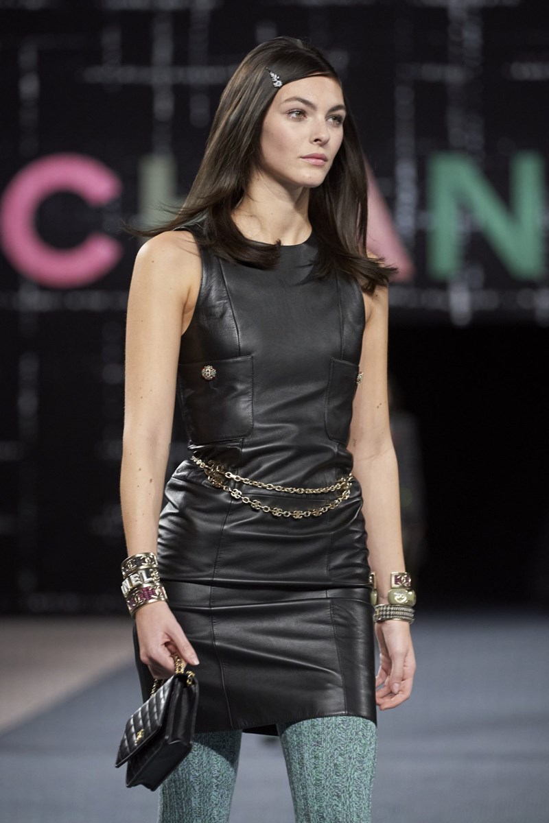 Chanel FW22: Η νέα συλλογή της Virginie Viard είναι φόρος τιμής στο tweed ύφασμα, σήμα κατατεθέν του οίκου - εικόνα 10