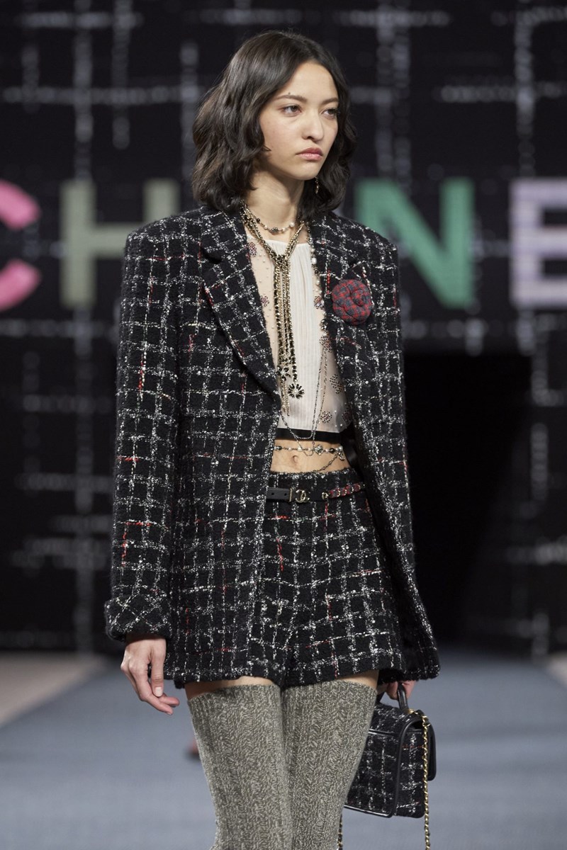 Chanel FW22: Η νέα συλλογή της Virginie Viard είναι φόρος τιμής στο tweed ύφασμα, σήμα κατατεθέν του οίκου - εικόνα 6